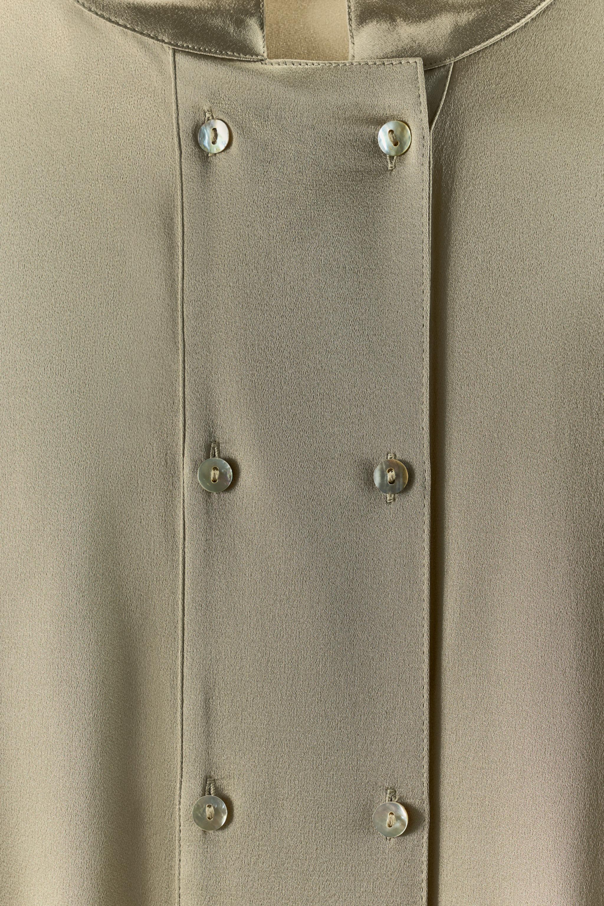 CHEMISE SATINÉE À DEUX RANGÉES DE BOUTONS